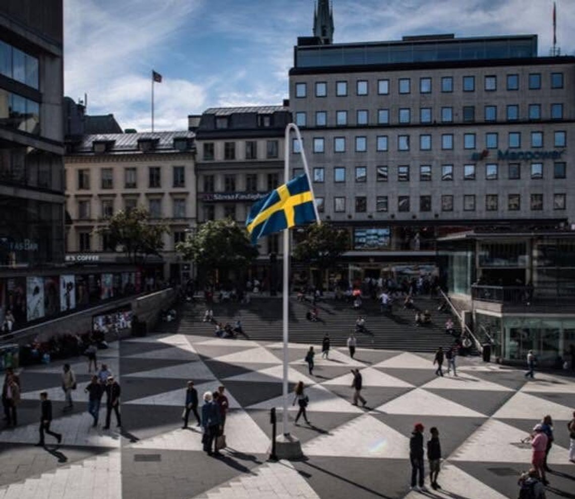 År 2017 placerades en böjd flaggstång med en upp-och-nervänd svensk flagga - signalen för ett nödläge - på Sergels torg i Stockholm. Foto: Skärmdump Facebook År 2017 placerades en böjd flaggstång med en upp-och-nervänd svensk flagga - signalen för ett nödläge - på Sergels torg i Stockholm. Foto: Skärmdump Facebook